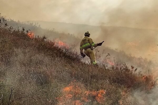 El riesgo de incendios forestales en Cantabria sigue siendo alto y muy alto.