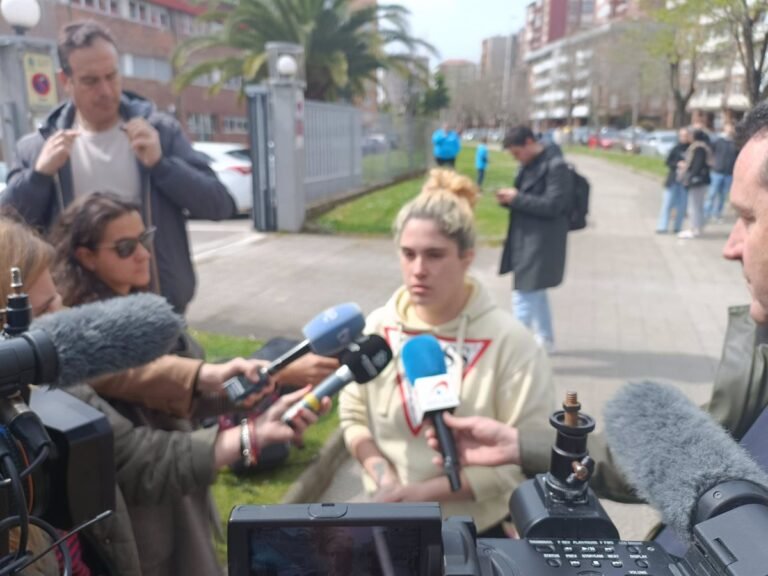 La madre del alumno agredido no quiere sacarlo del IES Torres Quevedo y denuncia que las medidas no están funcionando.