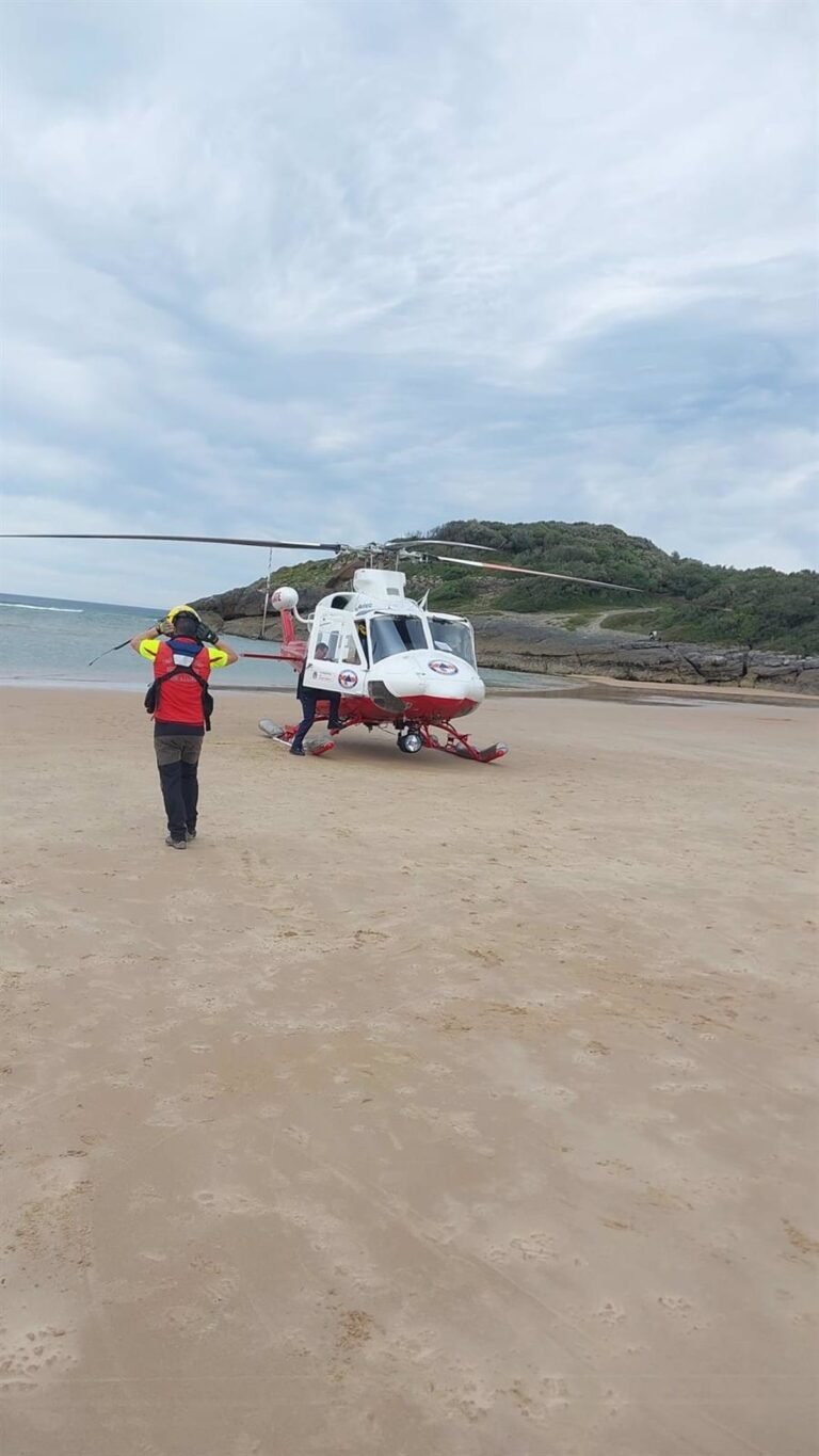 Rescatan a mujer de 60 años con rotura de tobillo en playa de La Arena