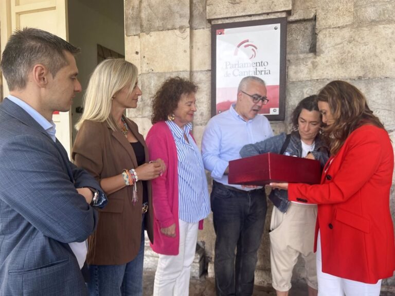 El AMPA de El Pedregal presenta más de 11.300 firmas en el Parlamento contra el cierre del centro.