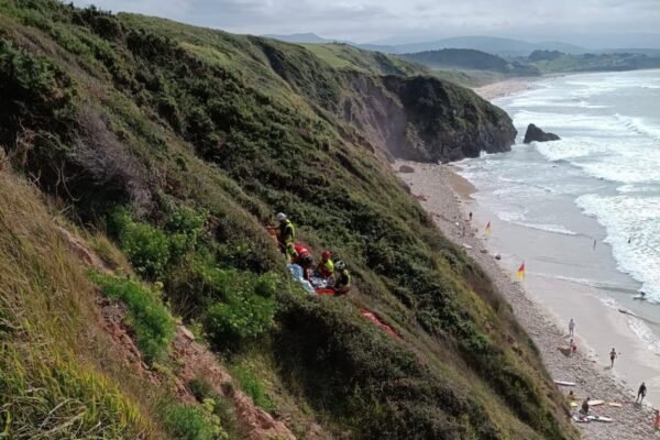 Rescatan a parapentista francés herido en acantilado de Gerra
