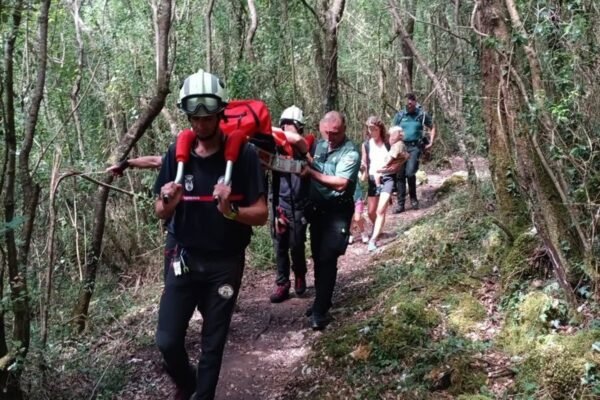 Rescatan a senderista de Zaragoza lesionado en ruta de la Dama Roja en Ramales.