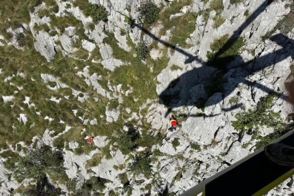 Evacúan en helicóptero a brasileña de vía ferrata de Socueva.