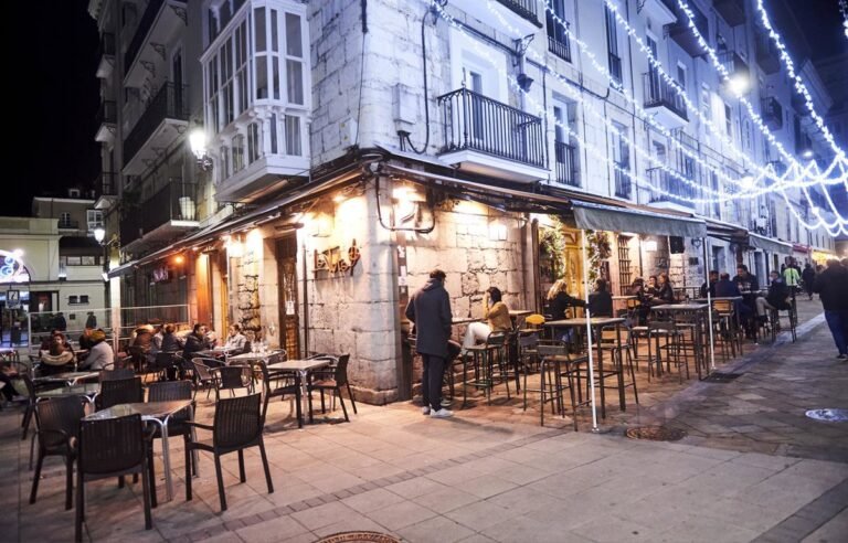 La AAVV del Ensanche propone horario máximo de terrazas a las 00.00 horas