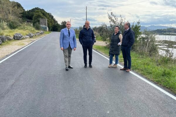 Imagen de archivo del consejero, Roberto Media, y el alcalde del municipio durante la inauguracion de las obras de mejora en la carretera de Escalante a Montehano el pasado mes de abril.