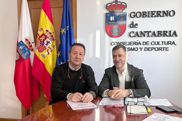 El consejero de Cultura, Luis Martinez Abad, y el director del IES Montesclaros, Norberto García, en la reunión sobre el programa 'Primavera cultural'. Foto: Oficina de comunicación