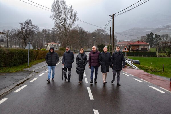 La predienta, los consejeros, el alcalde y varios concejales comprueban el resultado de la obra realizada