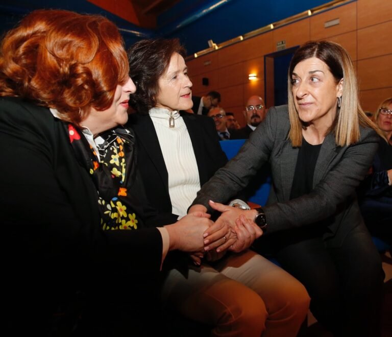 La presidenta de Cantabria saluda a la presidenta de la Fundación Miguel Ángel Blanco, Cristina Cuesta y a la portavoz de COVITE, Ana Aizpiri