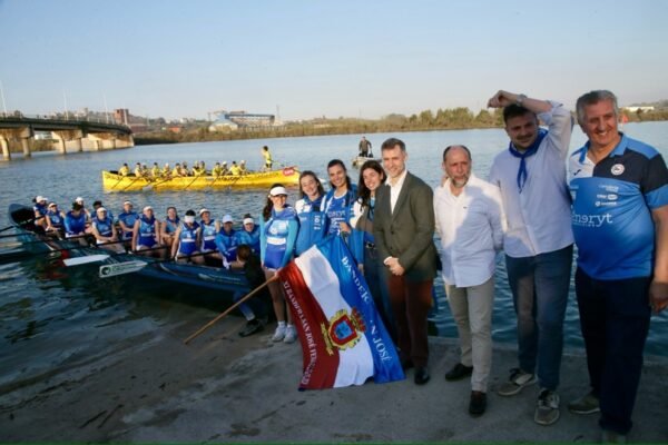 El consejero de Cultura junto a las integrantes de la S.D de Remo Astillero que han ganado la regata de esta tarde y, tras ellos, la trainera de Orio, ganadora de la competición masculina