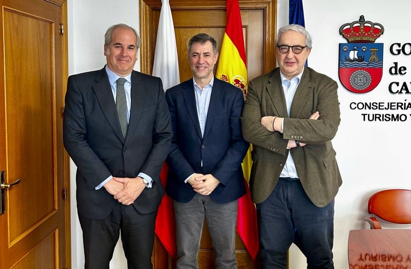 De izquierda a derecha, Luis Suárez de Lezo, presidente de la Real Academia de Gastronomía, el consejero de Turismo, Luis Martínez Abad, y el presidente de la Academia cántabra, Javier Hernández de Sande. Foto: Oficina de comunicación