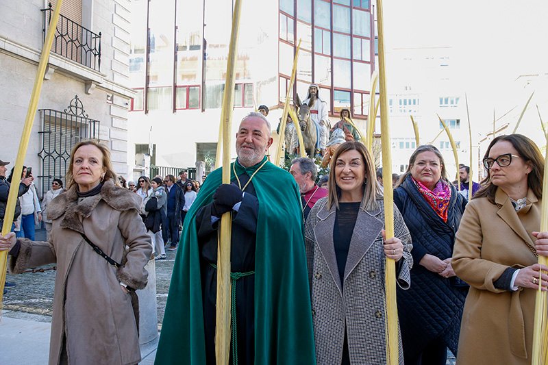 La presidenta, María José Sáenz de Buruaga, acompañada de la consejera de Presidencia, Isabel Urrutia, ha participado en la procesión