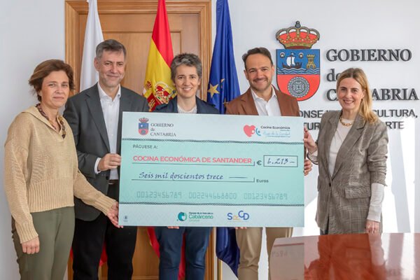 De izquierda a derecha, la directora de SRECD, María Fernandez Rasillo; el consejero de Cultura, Luis Martínez Abad; la directora de la Cocina Economica, Ana Rivero; el director del Parque de la Naturaleza de Cabárceno, Michel Valdes y la coordinadora de la programación del Palacio de Festivales, Isabel Ibarra. Foto: Emma Portillo