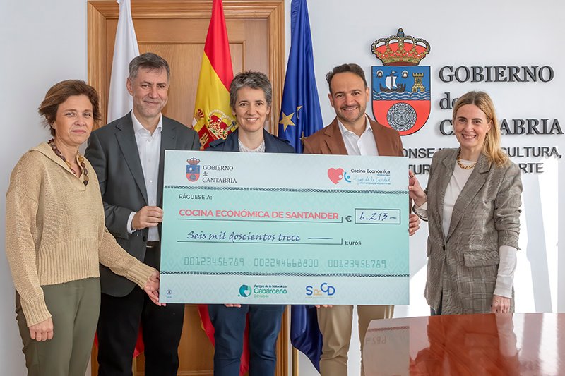 De izquierda a derecha, la directora de SRECD, María Fernandez Rasillo; el consejero de Cultura, Luis Martínez Abad; la directora de la Cocina Economica, Ana Rivero; el director del Parque de la Naturaleza de Cabárceno, Michel Valdes y la coordinadora de la programación del Palacio de Festivales, Isabel Ibarra. Foto: Emma Portillo