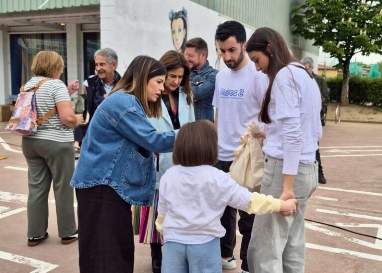 Gómez del Río junto a Adriana, la única niña de Cantabria con el síndrome IQSEC2, y sus padres Adrián y Beatriz