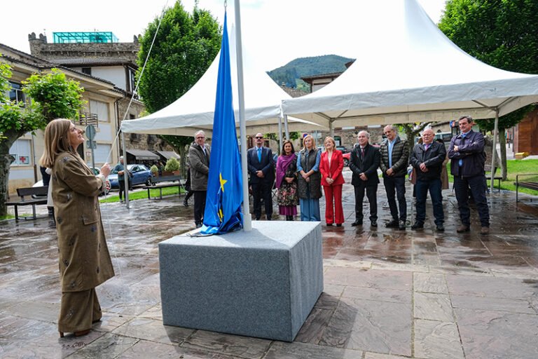 La presidenta de Cantabria, María José Sáenz de Buruaga, iza la bandera de la UE