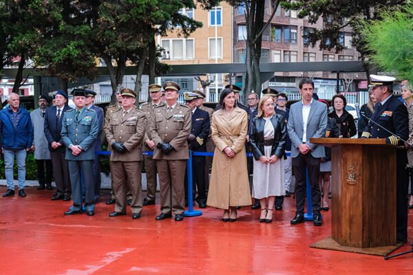 La consejera, junto al resto de autoridades, durante los actos celebrados en los jardines de la Comandancia