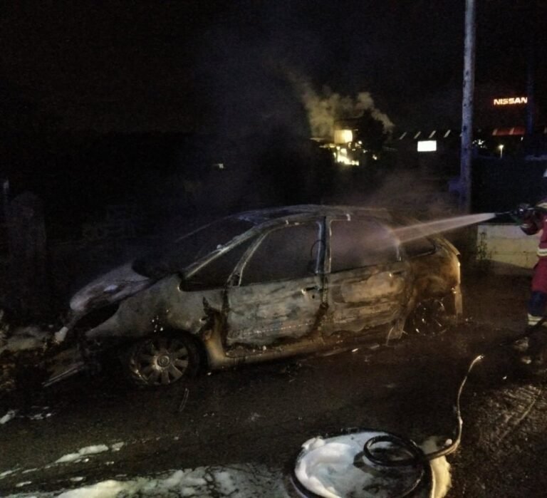 Incendio calcina vehículo en Los Corrales de Buelna