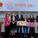 En el centro, el embajador de España en Albania, Gabriel Cremades Ventura, junto con los representantes de Turismo de Cantabria, Wizz Air, Turespaña y el aeropuerto Internacional de Tirana.