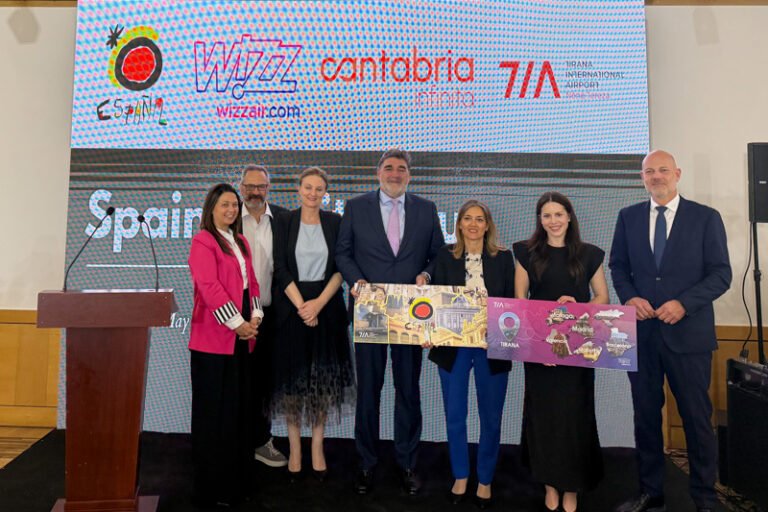 En el centro, el embajador de España en Albania, Gabriel Cremades Ventura, junto con los representantes de Turismo de Cantabria, Wizz Air, Turespaña y el aeropuerto Internacional de Tirana.