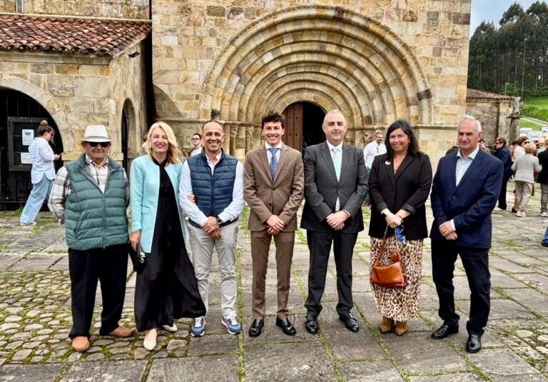 El consejero, junto al alcalde de Castañeda, Marcos Garcia, y otros miembros de la Corporación